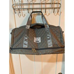 Foldable, large-capacity travel duffel bag, designed as a carry-on weekend bag